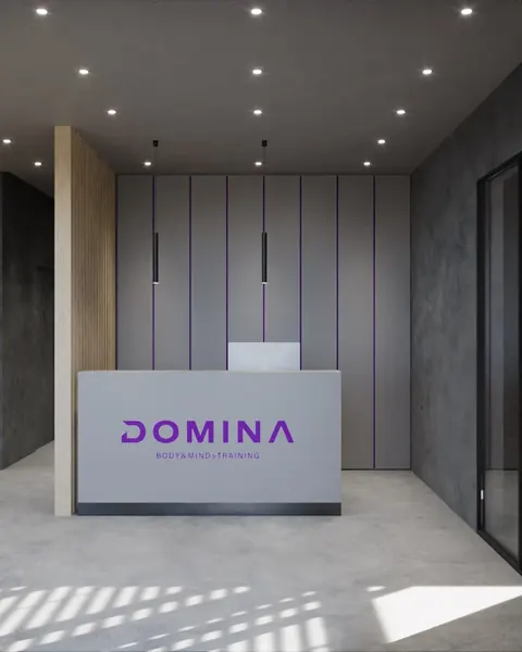 Reception di DOMINA con banco chiaro e logo viola