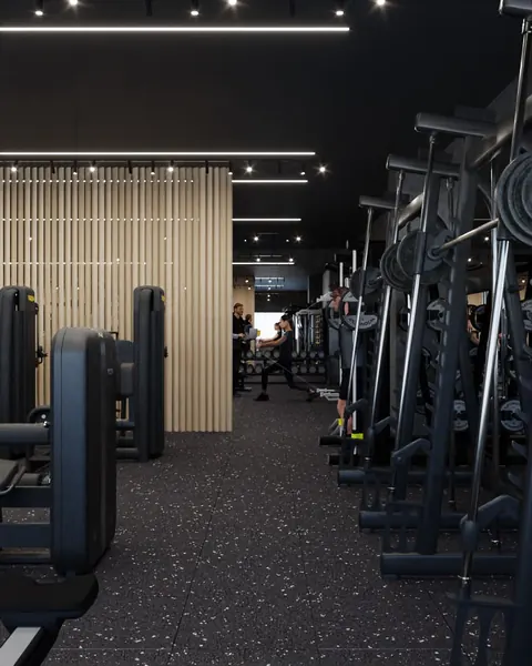 Allenamento ai rack con trainer in sala